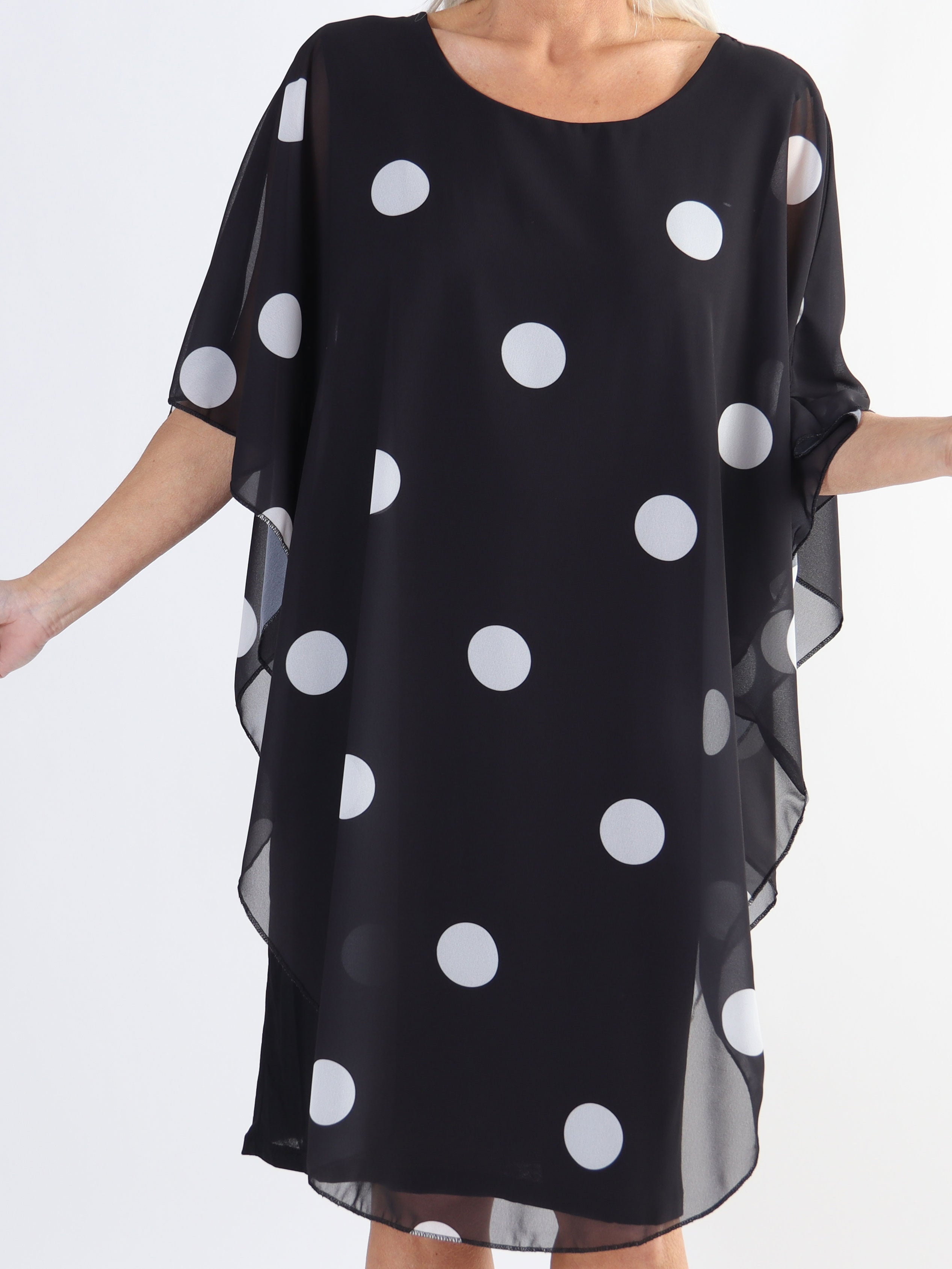 Kenya Dot - Tunikaklänning i plus size med prickigt chiffonglager